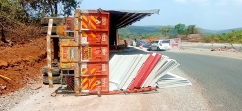 Interstate truck topples at Maplem