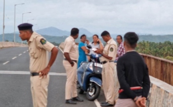 Drive against motorists parking on bridge