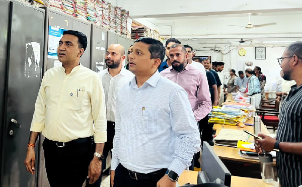 CM takes stock of Mapusa fish market, govt complex plans