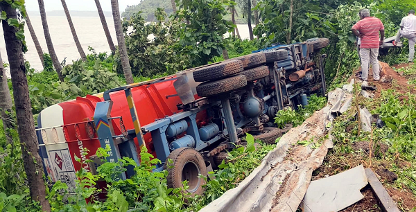 Tanker with aviation fuel overturns near Cortalim, major disaster averted