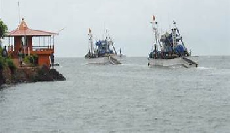 Boat owners flag ONGC lights as navigation hazard at Betul